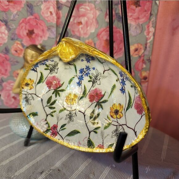 DECOUPAGE CLAM SHELL DECOUPAGE FLOWERS 💐 ON A CLAM SHELL TRINKET DISH - Picture 3 of 10